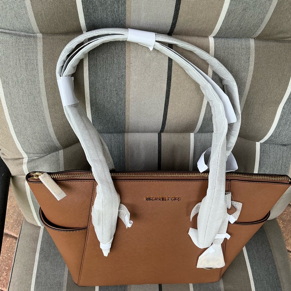Michael Kors Charlotte Large Leather Top-Zip Tote Bag - Picture 12 of 16